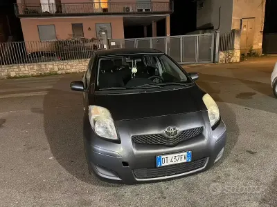Usata Toyota Yaris 69 CV (50 kW) 2009 Grigio Utilitaria