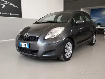 Usata Toyota Yaris 90 CV (66 kW) 2009 Marrone Utilitaria