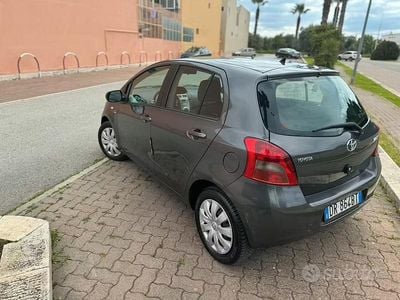 Begagnad Toyota Yaris 90 HK (66 kW) 2008 Grå Halvkombi