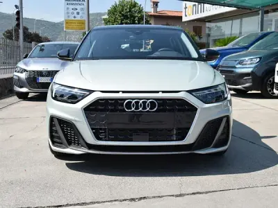 Nuova Audi A1 Ambiente 116 CV (85 kW) 2026 Argento rugiada metallizzato tetto nero SUV