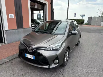 Usata Toyota Yaris Lounge 69 CV (50 kW) 2016 Grigio Berlina