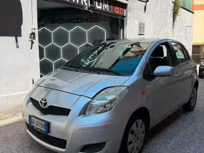 Usata Toyota Yaris 99 CV (72 kW) 2012 Grigio Utilitaria