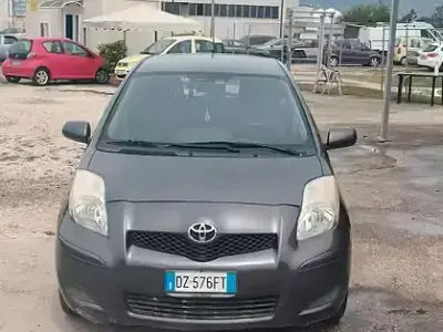 Usado Toyota Yaris Sol 100 CV (73 kW) 2009 Gris Utilitario
