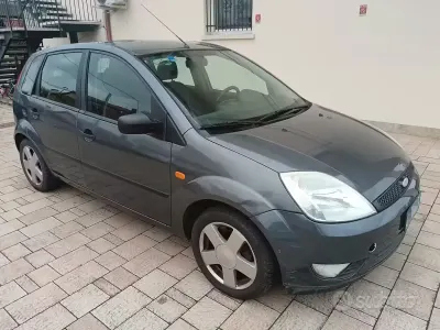 Usata Ford Fiesta Ghia 68 CV (50 kW) 2004 Grigio Utilitaria