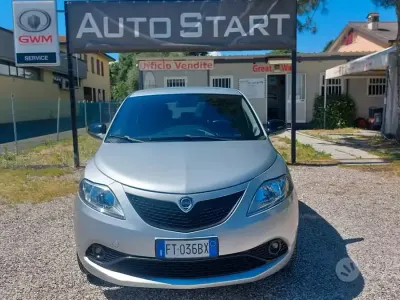 Usado Lancia Ypsilon Gold 69 CV (50 kW) 2018 Gris Utilitario