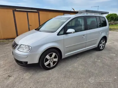 Käytetty VW Touran 170 HP (125 kW) 2006 Harmaa Tila-auto