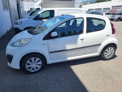 Usata Peugeot 107 Active 68 CV (50 kW) 2014 Bianco Utilitaria