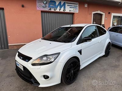 Begagnad Ford Focus RS 305 HK (224 kW) 2009 Vit Sedan