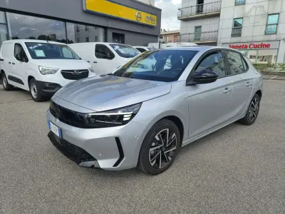 Usata Opel Corsa 101 CV (74 kW) 2025 Kristall silver Utilitaria