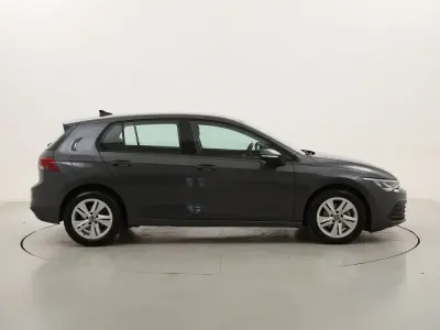 Usata VW Golf VIII Life 116 CV (85 kW) 2022 Grigiogrigio Berlina