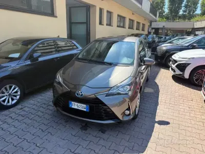 Usata Toyota Yaris Hybrid Business Edition 73 CV (53 kW) 2018 Grigio Berlina