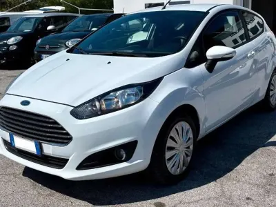 Usata Ford Fiesta 80 CV (58 kW) 2014 Bianco Utilitaria