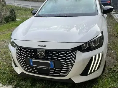 Usata Peugeot 208 Allure 101 CV (74 kW) 2025 Bianco Utilitaria