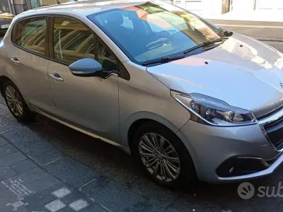 Usata Peugeot 208 120 CV (88 kW) 2018 Utilitaria