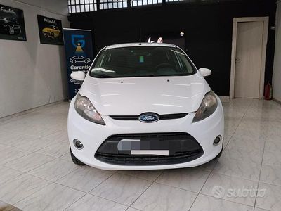 Usata Ford Fiesta 71 CV (52 kW) 2012 Bianco Utilitaria