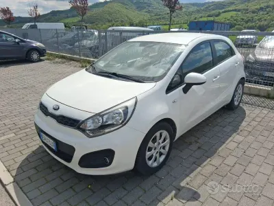 Second-hand Kia Rio City 84 CP (61 kW) 2014 Alb Berlinǎ