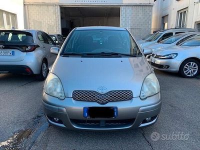 usata Toyota Yaris 1.0i 16V cat 5 porte NEOPATENTATI