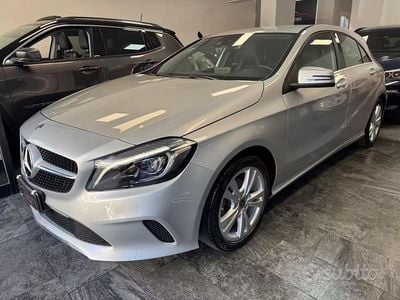 Usado Mercedes A180 110 CV (80 kW) 2018 Gris Berlina