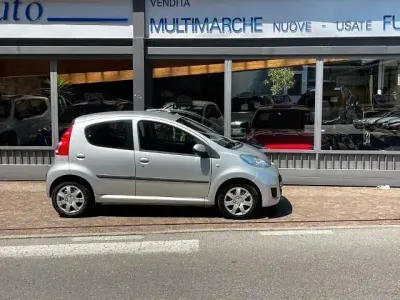 Usata Peugeot 107 Active 68 CV (50 kW) 2010 Argento Utilitaria