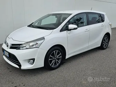 Gebraucht Toyota Verso Style 124 PS (91 kW) 2014 Weiß Van / Kleinbus