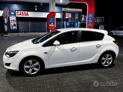 Usata Opel Astra Cosmo 160 CV (117 kW) 2011 Bianco Berlina