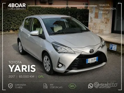 Usado Toyota Yaris Active 69 CV (50 kW) 2017 Plateado Berlina