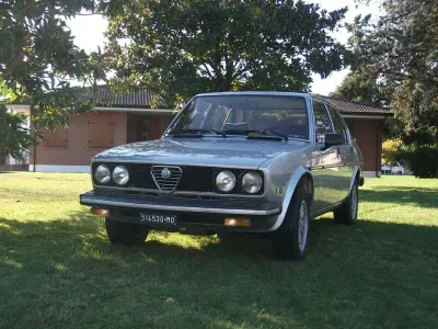 Usata Alfa Romeo Alfetta 124 CV (91 kW) 1981 Argento Berlina