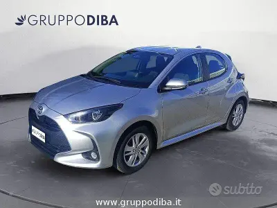 Usata Toyota Yaris Hybrid Active 92 CV (67 kW) 2024 Grigio Berlina