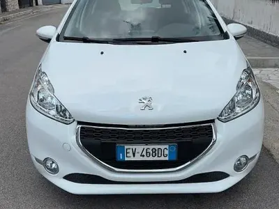 Usata Peugeot 208 68 CV (50 kW) 2014 Bianco Utilitaria