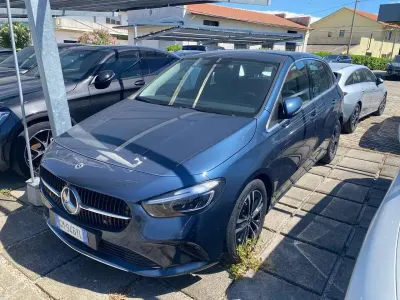 Usata Mercedes B180 Advanced 116 CV (85 kW) 2023 Blu/azzurro Utilitaria