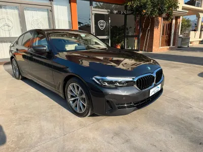Begagnad BMW 518 Luxury Line 149 HK (109 kW) 2021 Gul Sedan