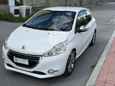 Usata Peugeot 208 Allure 68 CV (50 kW) 2014 Bianco Utilitaria