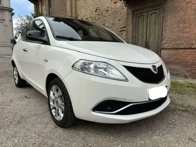 Usata Lancia Ypsilon Gold 95 CV (69 kW) 2016 Bianco Utilitaria