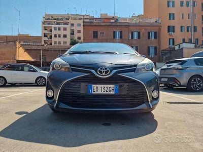 Usata Toyota Yaris Lounge 69 CV (50 kW) 2014 Grigio Utilitaria
