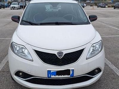 Usata Lancia Ypsilon Gold 69 CV (50 kW) 2016 Bianco Utilitaria