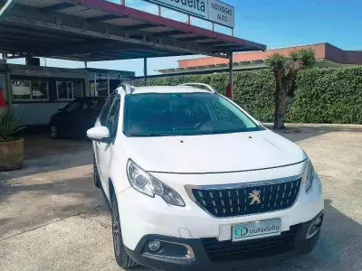 Usata Peugeot 2008 Active 75 CV (55 kW) 2017 Bianco SUV