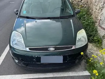 Usado Ford Fiesta 68 HP (50 kW) 2005 Verde Citadino