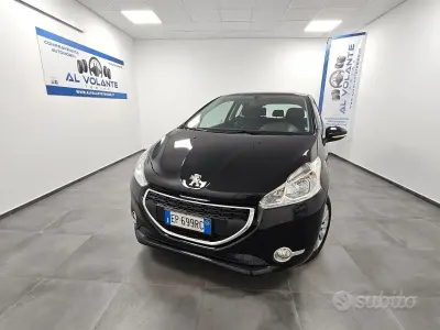 Usata Peugeot 208 Active 68 CV (50 kW) 2013 Nero Utilitaria