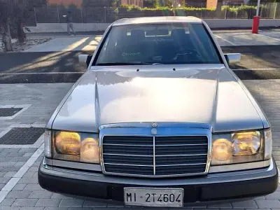 Usata Mercedes E200 122 CV (89 kW) 1991 Grigio Berlina