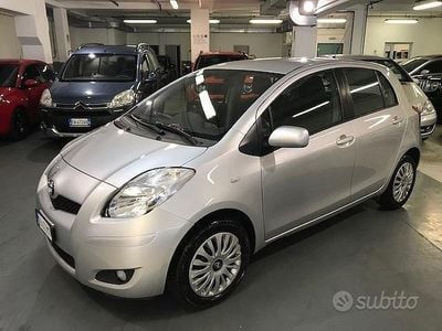 Usata Toyota Yaris Sol 69 CV (50 kW) 2010 Grigio Utilitaria