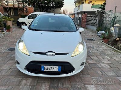 Usata Ford Fiesta 96 CV (70 kW) 2010 Bianco Utilitaria