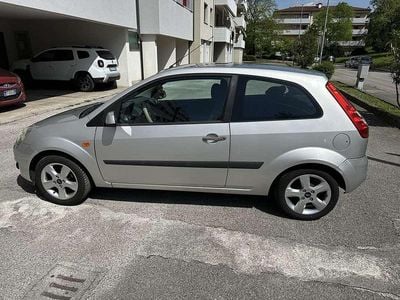 Begagnad Ford Fiesta Ghia 68 HK (50 kW) 2007 Grå Halvkombi