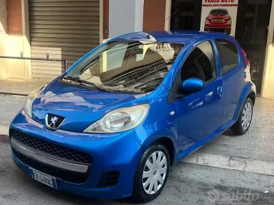 Usata Peugeot 107 Allure 68 CV (50 kW) 2011 Bluazzurro Utilitaria