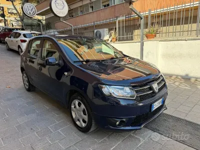 Usata Dacia Sandero Lauréate 90 CV (66 kW) 2015 Bluazzurro Utilitaria