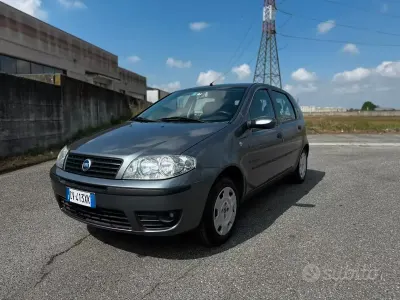 Usado Fiat Punto 60 CV (44 kW) 2005 Gris Utilitario