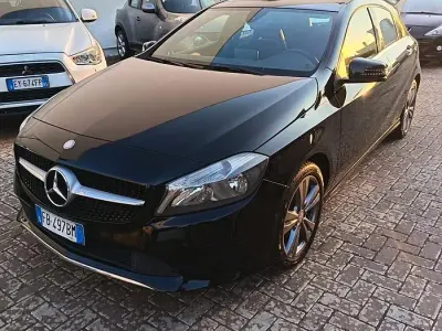 Usata Mercedes A180 Executive 90 CV (66 kW) 2015 Nero Utilitaria