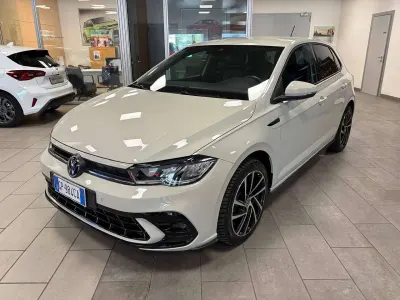 Usata VW Polo R-line 95 CV (69 kW) 2023 Ascot grey metallizzato Utilitaria
