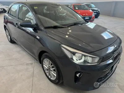 Usata Kia Rio 101 CV (74 kW) 2018 Grigio Berlina