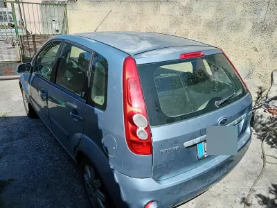 Usata Ford Fiesta Ghia 68 CV (50 kW) 2006 Bluazzurro Utilitaria