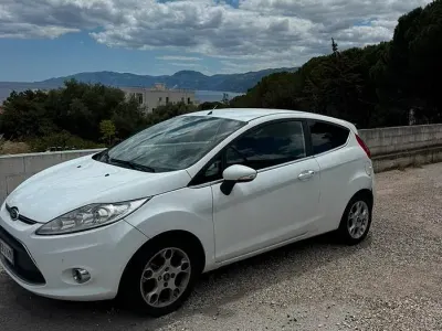 Usata Ford Fiesta 70 CV (51 kW) 2012 Bianco Berlina